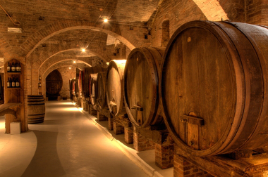 Vinícola Medieval Vinhos estocados em abadia beneditina, Monte Oliveto Maggiore. Toscana, Itália