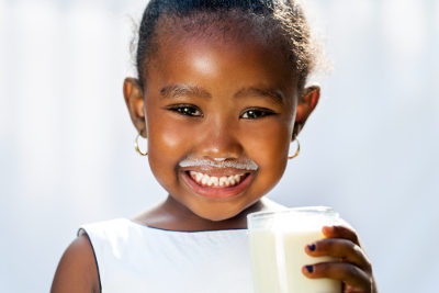 O leite de vaca apresenta proteínas que podem desencadear alergia