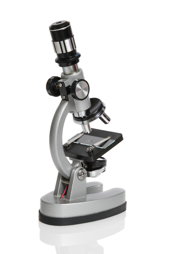 O microscópio é um instrumento óptico que tem como finalidade a ampliação de objetos