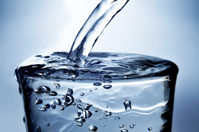 A água é uma substância que participa de diversas reações químicas no organismo