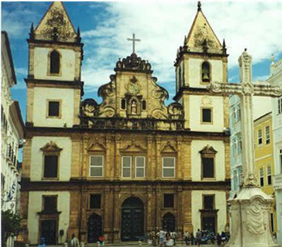 Igreja de São Francisco, em Salvador, com frontão de característica barroca