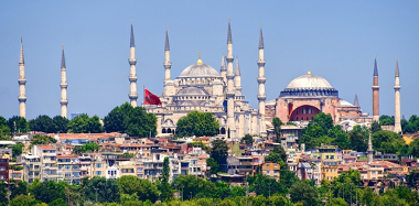 Santa Sofia e Mesquita Azul Mesquita Azul, construída pelos otomanos, e Santa Sofia, ao fundo, construída no período bizantino, ambas em Istambul