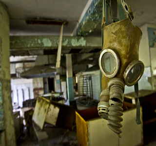 Zona de exclusão de Chernobyl Máscara contra a radiação dependurada em zona de exclusão em Chernobyl