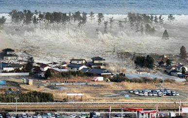 Tsunami provocado pelo terremoto no Japão