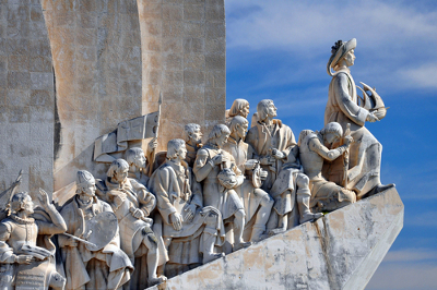 Monumento aos Descobridores, Lisboa Com origem no século XII, a Literatura Portuguesa, assim como a Literatura Brasileira, foi dividida em escolas literárias