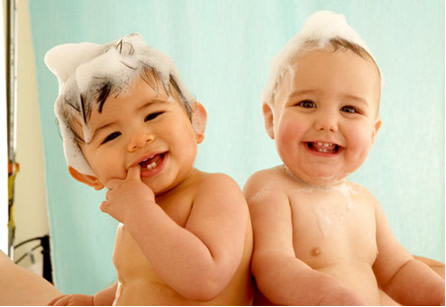 Os xampus que não ardem nos olhos são especialmente importantes no banho de crianças