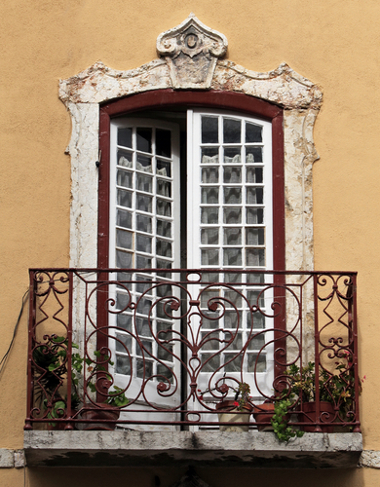 I'm on the balcony waiting for you! / Estou na sacada esperando por você!