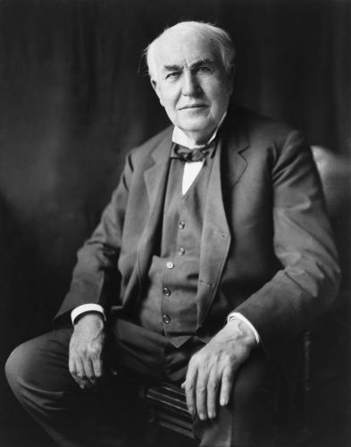 Em 1878, Thomas Edison inicia as tentativas de criação da lâmpada incandescente