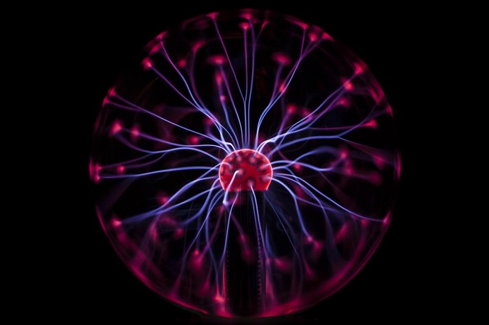 A luz do globo de plasma surge em decorrência de uma grande excitação promovida por campo elétrico oscilante sobre gases nobres e rarefeitos.