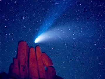 Imagem de um cometa em movimento.