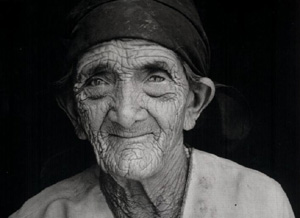 O Mal de Alzheimer manifesta-se em indivíduos com mais de 50 anos.