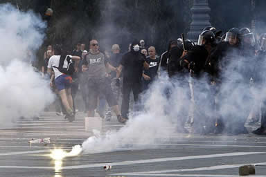 O gás lacrimogêneo é utilizado por forças policiais de todo o mundo para dispersar pessoas em manifestações