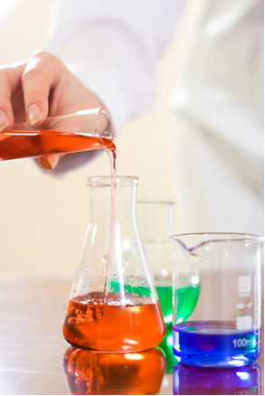 Reação química sendo feita em laboratório