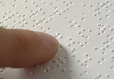 Uma pessoa consegue ler em braille graças aos inúmeros receptores táteis que existem nas pontas dos dedos