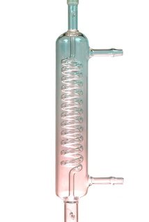 O condensador é uma das principais vidrarias usadas em laboratório para destilação. Na figura, há um condensador de serpentina