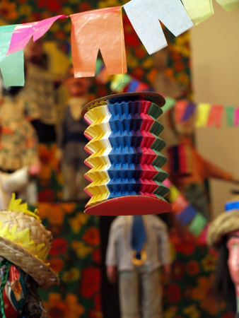 Festa junina As festas juninas no Brasil têm origem no cruzamento de várias tradições culturais