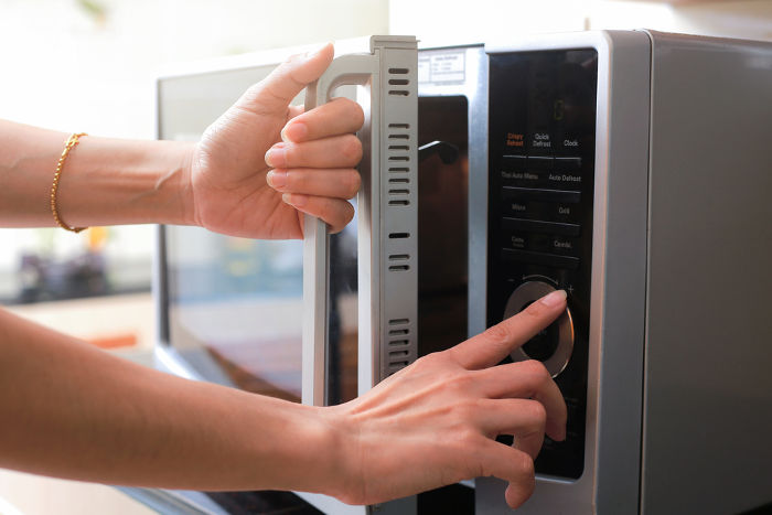 O forno de micro-ondas é usado para aquecer a água dos alimentos.