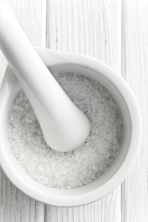 Já imaginou que o sal de cozinha (cloreto de sódio) poderia originar o sódio metálico, que é tão reativo que chega a explodir em contato com a água?