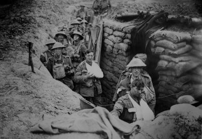 Soldados em trincheira Soldados ingleses entrincheirados durante a Primeira Guerra Mundial