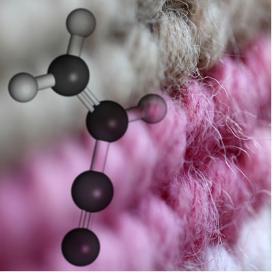 Em destaque, fibra sintética de poliacrilonitrila e a molécula de seu monômero (acrilonitrila)