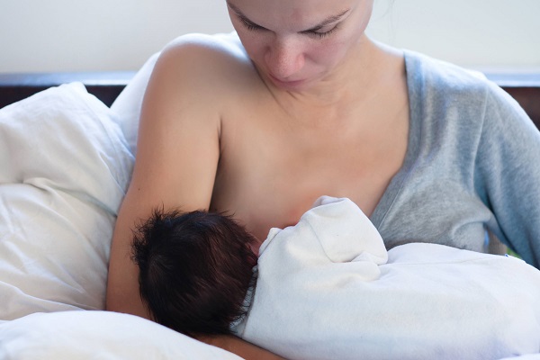 Amamentar o bebê constantemente pode evitar o ingurgitamento mamário