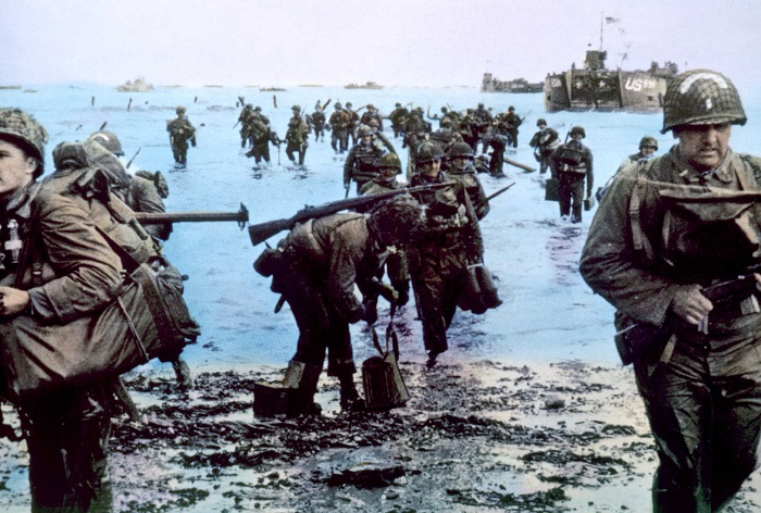 Imagem colorizada do dia do desembarque das tropas Aliadas na Normandia, em 6 de junho de 1944