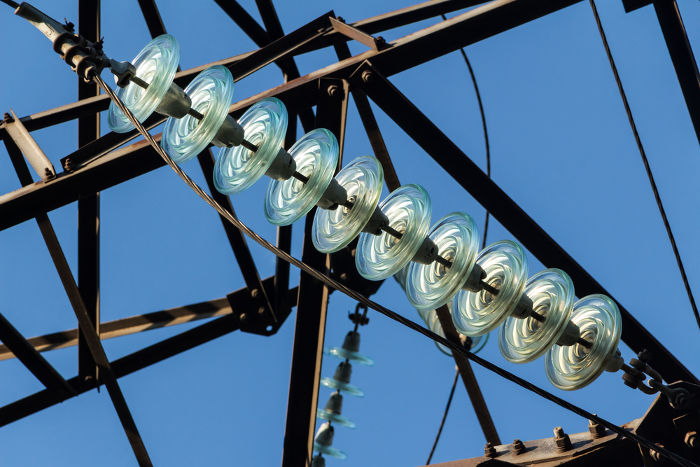 Os dielétricos são colocados em volta de fios de alta tensão para que se evite a ruptura dielétrica do ar ao seu redor.