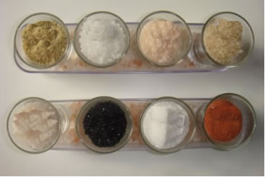 Cada sal inorgânico possui fórmulas químicas diferentes, que indicam os elementos que o constituem e as proporções destes