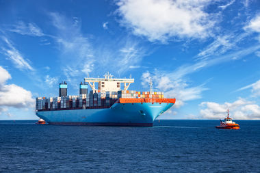 Navio Os grandes navios flutuam por causa do equilíbrio entre peso e empuxo