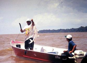 Pescadores no meio do rio Amazonas.