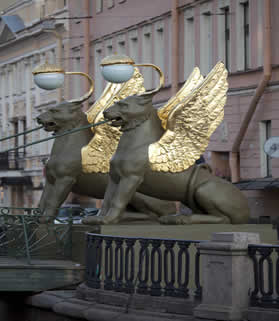 Estátuas de grifos em São Petersburgo, na Rússia