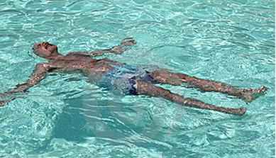 Homem flutuando na superfície da piscina