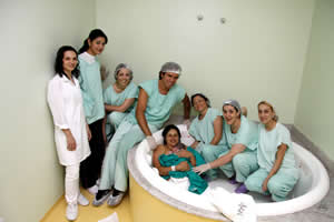 Alguns hospitais possuem estrutura e pessoal qualificado para o parto na água.