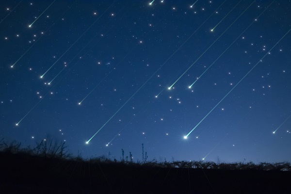 A grande quantidade de meteoros que passam no céu em determinadas épocas do ano é chamada de chuva de meteoros