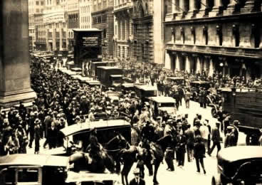 As ruas de Nova York abarrotadas por investidores prejudicados com a quebra da bolsa.
