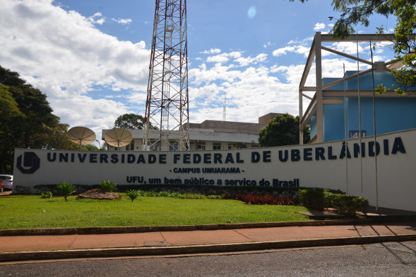 Nome da Universidade Federal de Uberlândia em concreto no campus universitário.