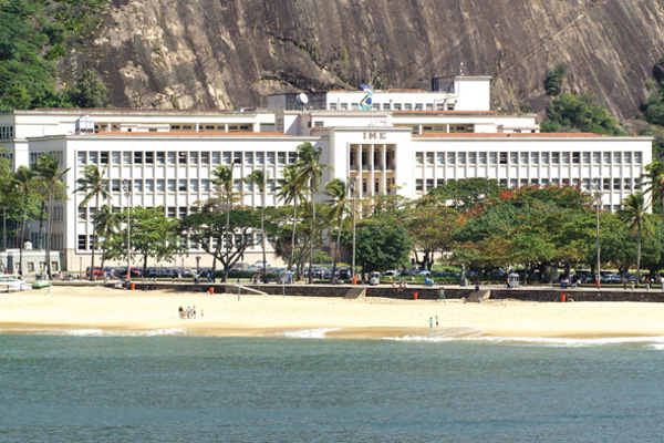 Prédio do IME à beira da praia