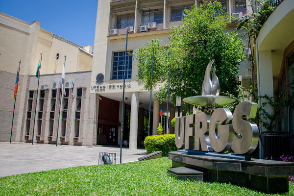 Entrada do prédio da reitoria da UFRGS