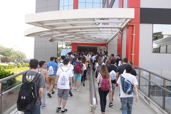 Estudantes ingressando no prédio da FEI