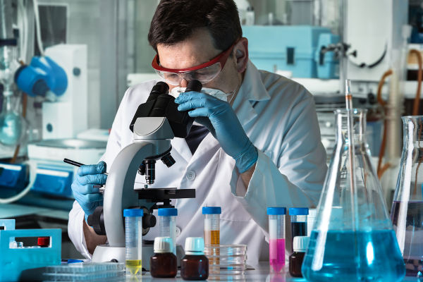 Para se dar bem na Biomedicina, é necessário gostar de realizar atividades de pesquisa dentro de laboratórios