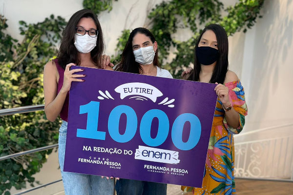 Estudantes Giovanna e Daiane com a professora Fernanda Pessoa (ao meio)