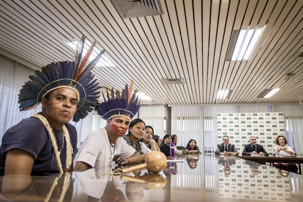 Indígenas em reunião na UnB