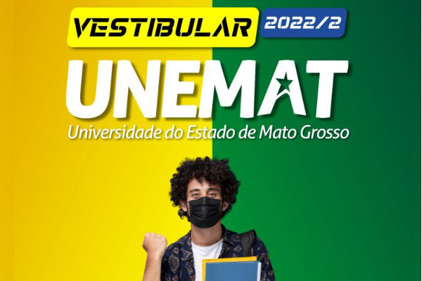 Jovem com materiais escolares e máscara de proteção facial em campanha do Vestibular 2022/2 da Unemat