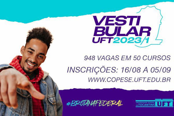 Homem negro de jaqueta jeans sorrindo e apontando o dedo. Texto Vestibular 2023/1 UFT #BrotaNaFederal