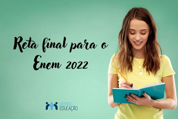 Estudante branca segura caderno e olha em direção a ele Texto Reta final para o Enem 2022