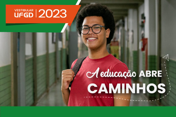 Foto de campanha do Vestibular 2023 da UFGD com estudante negro sorrindo de camiseta vermelha Texto A educação abre caminhos