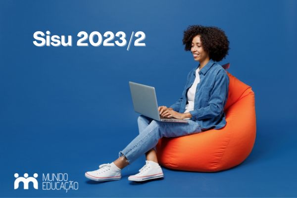 Estudante negra com notebook no colo sentada. Na imagem, está escrito: SiSU 2023/2