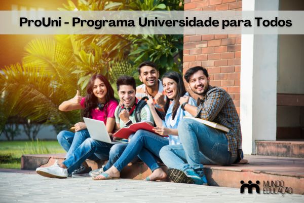 Estudantes universitários sentados sorrindo. Texto na imagem: ProUni (Programa Universidade para Todos).