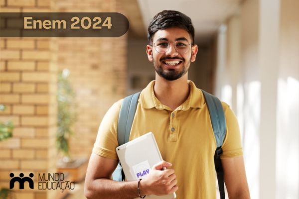 Jovem moreno com barba com mochila e carregando pasta. Na imagem, está escrito: Enem 2024