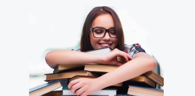 estudante abraçando livros. Na imagem, está escrito: linguagens enem 2024